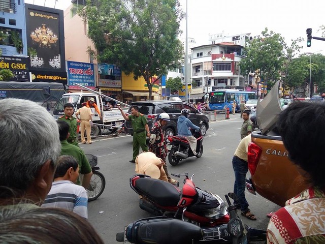 Sài Gòn: Nissan Navara đâm hàng loạt ô tô và xe máy trước khi lao vào cửa hàng bên đường - Ảnh 1.