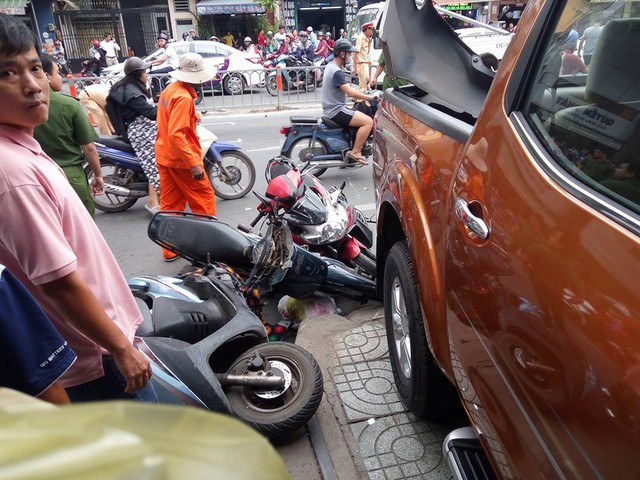 Sài Gòn: Nissan Navara đâm hàng loạt ô tô và xe máy trước khi lao vào cửa hàng bên đường - Ảnh 2.