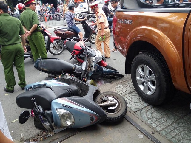 Sài Gòn: Nissan Navara đâm hàng loạt ô tô và xe máy trước khi lao vào cửa hàng bên đường - Ảnh 3.