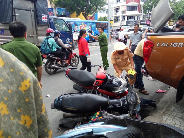 Sài Gòn: Nissan Navara đâm hàng loạt ô tô và xe máy trước khi lao vào cửa hàng bên đường - Ảnh 4.