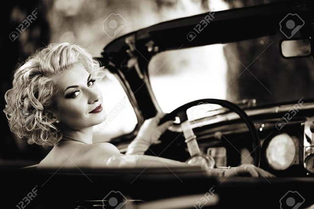 Sophisticated woman with classic car - Photo 1.