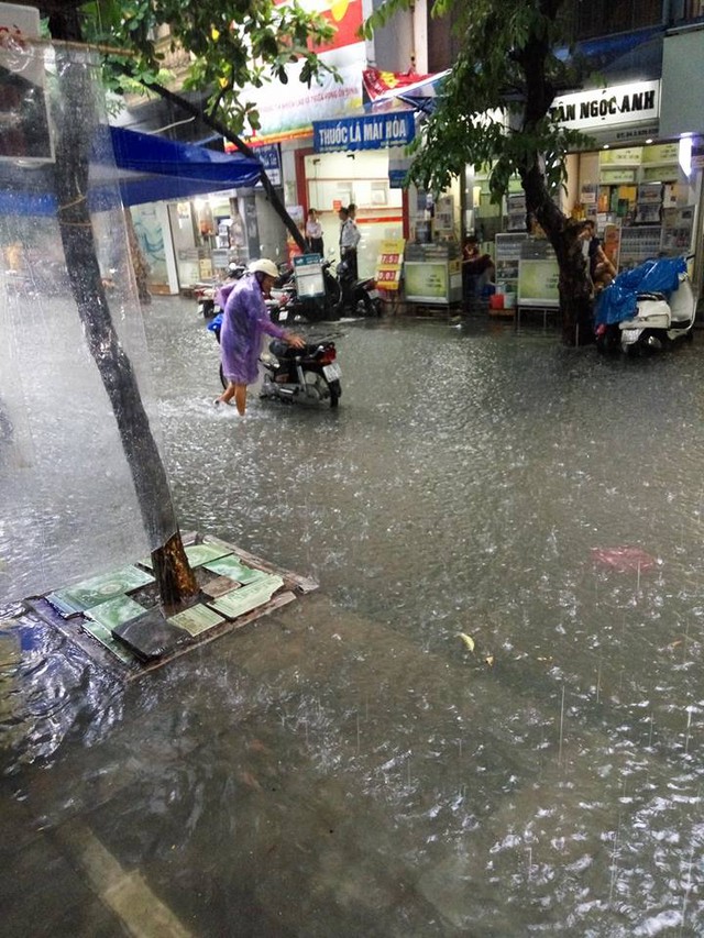 Mưa như trút nước, nhiều tuyến phố Hà Nội biến thành sông - Ảnh 3.