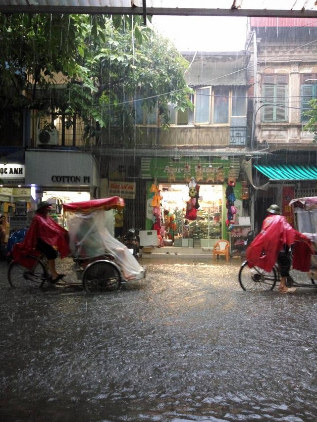 Mưa như trút nước, nhiều tuyến phố Hà Nội biến thành sông - Ảnh 4.
