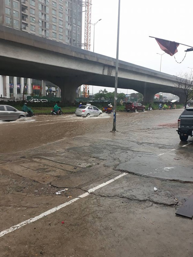 Mưa như trút nước, nhiều tuyến phố Hà Nội biến thành sông - Ảnh 5. Mưa như trút nước, nhiều tuyến phố Hà Nội biến thành sông - Ảnh 5.