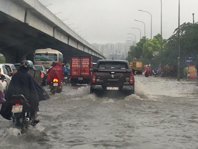 Mưa như trút nước, nhiều tuyến phố Hà Nội biến thành sông - Ảnh 6.