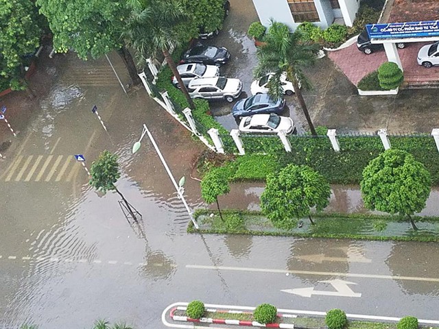 Mưa như trút nước, nhiều tuyến phố Hà Nội biến thành sông - Ảnh 7.