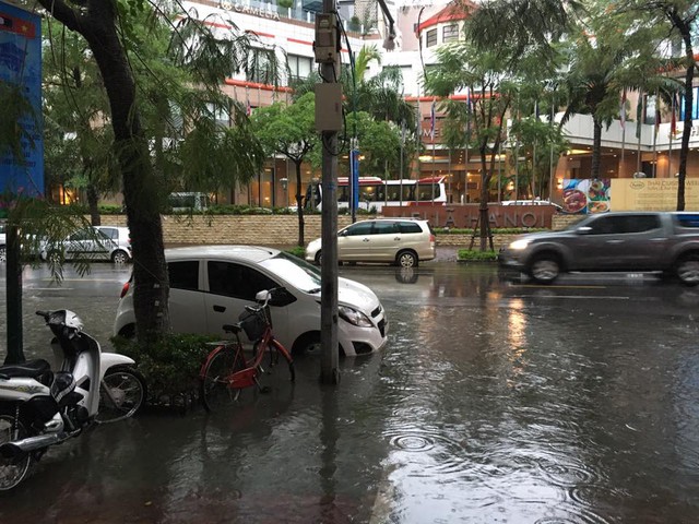 Mưa như trút nước, nhiều tuyến phố Hà Nội biến thành sông - Ảnh 8.
