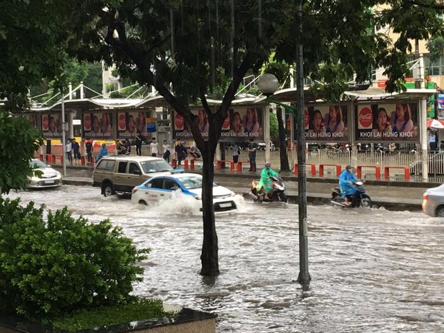 Mưa như trút nước, nhiều tuyến phố Hà Nội biến thành sông - Ảnh 11.