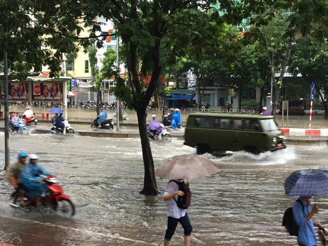 Mưa như trút nước, nhiều tuyến phố Hà Nội biến thành sông - Ảnh 12.
