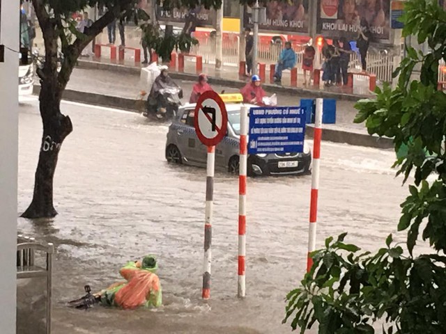Mưa như trút nước, nhiều tuyến phố Hà Nội biến thành sông - Ảnh 13.