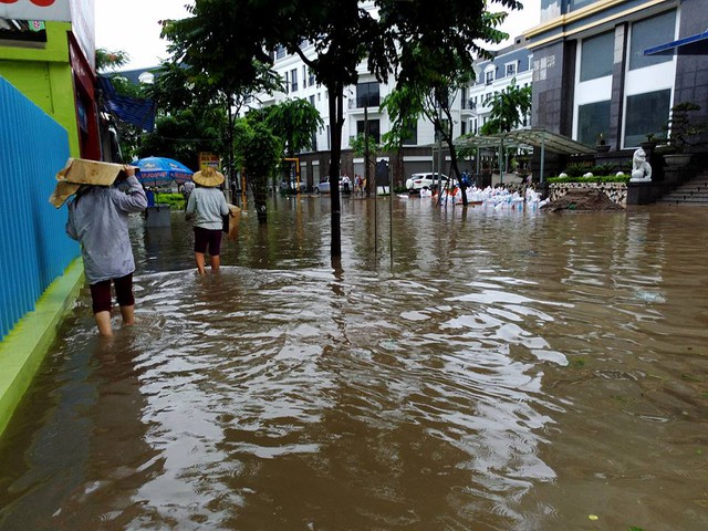 Mưa như trút nước, nhiều tuyến phố Hà Nội biến thành sông - Ảnh 15.