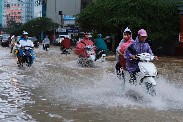 Mưa như trút nước, nhiều tuyến phố Hà Nội biến thành sông - Ảnh 1.