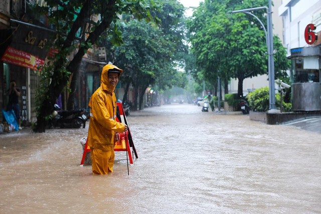 Mưa như trút nước, nhiều tuyến phố Hà Nội biến thành sông - Ảnh 2.