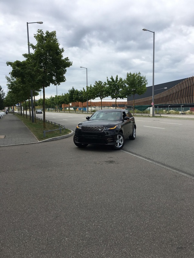 Bắt gặp chiếc SUV hạng sang Range Rover Velar 2018 được đưa đến đại lý - Ảnh 2.