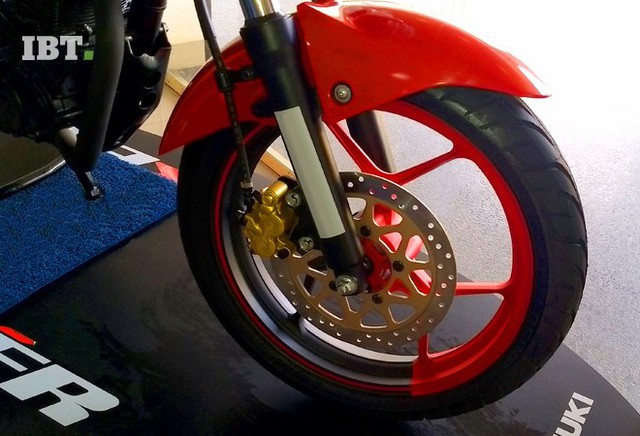 Xe côn tay Suzuki Gixxer 2017 với vành hợp kim 2 màu xuất hiện tại đại lý - Ảnh 2.