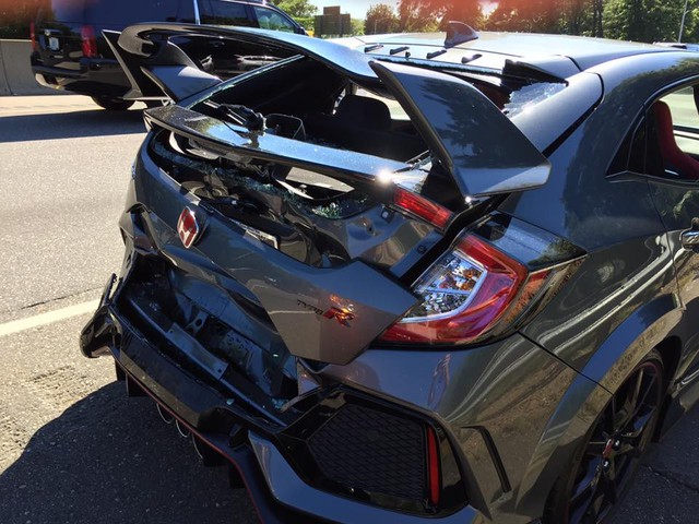 Honda Civic Type R 2017 gặp nạn trên đường từ đại lý về nhà mới - Ảnh 2.