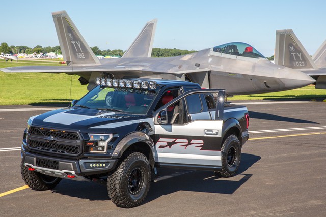 Ford F-150 Raptor mang phong cách chiến đấu cơ được bán với giá 300.000 USD - Ảnh 3.