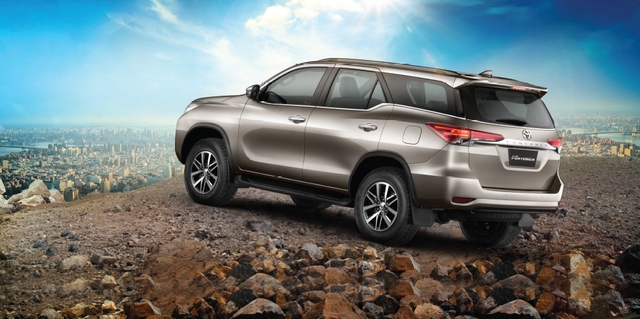 SUV cỡ trung Toyota Fortuner 2017 bán chạy như tôm tươi tại Ấn Độ - Ảnh 1.