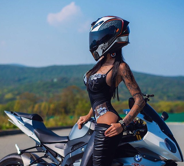 Nữ biker nổi tiếng với những màn biểu diễn mô tô mạo hiểm tử vong trong vụ tai nạn kinh hoàng - Ảnh 10.