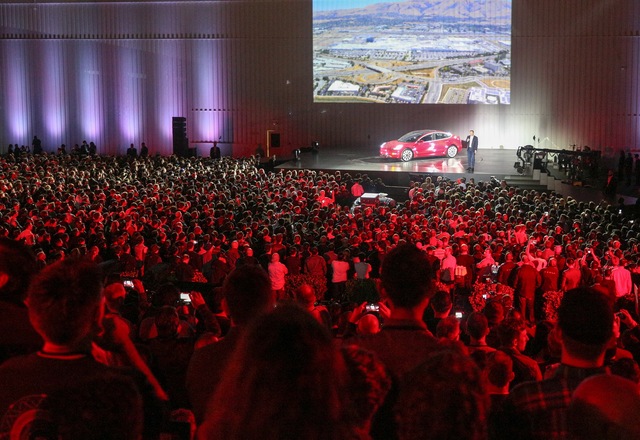 Model 3 - Em út trong nhà Tesla chính thức ra mắt - Ảnh 1.