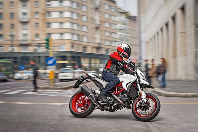 Ducati Hypermotard 939 2018 có thêm màu sơn trắng nổi bật - Ảnh 1.
