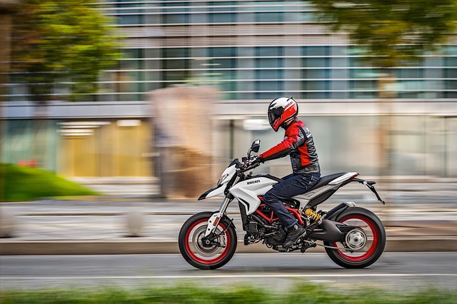 Ducati Hypermotard 939 2018 có thêm màu sơn trắng nổi bật - Ảnh 2.
