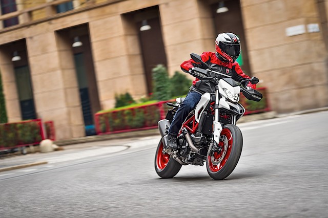 Ducati Hypermotard 939 2018 có thêm màu sơn trắng nổi bật - Ảnh 3.