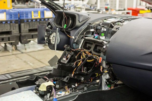 Khám phá dây chuyền sản xuất mãnh thú Aston Martin DB11 - Ảnh 10.