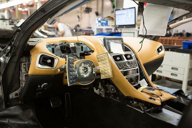 Khám phá dây chuyền sản xuất mãnh thú Aston Martin DB11 - Ảnh 11.