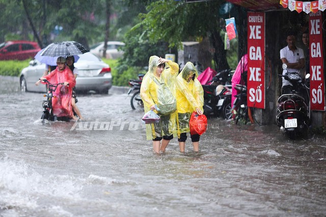 Mưa lớn từ giữa trưa, nhiều tuyến phố tại Hà Nội ngập sâu - Ảnh 1.