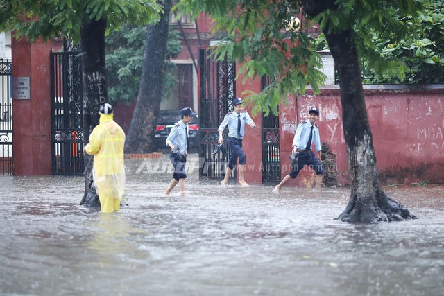 Mưa lớn từ giữa trưa, nhiều tuyến phố tại Hà Nội ngập sâu - Ảnh 3.