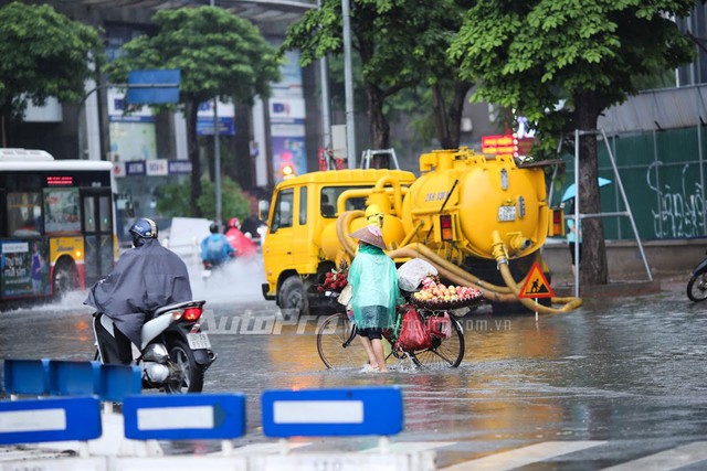 Mưa lớn từ giữa trưa, nhiều tuyến phố tại Hà Nội ngập sâu - Ảnh 4.