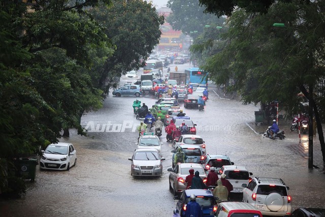 Mưa lớn từ giữa trưa, nhiều tuyến phố tại Hà Nội ngập sâu - Ảnh 5.