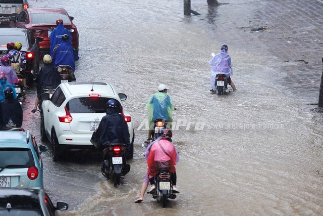 Mưa lớn từ giữa trưa, nhiều tuyến phố tại Hà Nội ngập sâu - Ảnh 6.