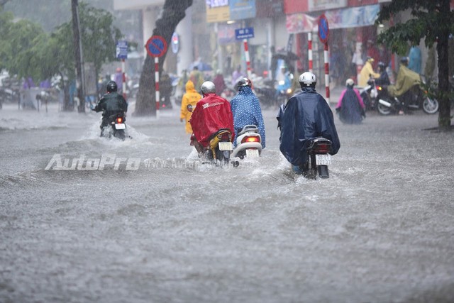 Mưa lớn từ giữa trưa, nhiều tuyến phố tại Hà Nội ngập sâu - Ảnh 7.