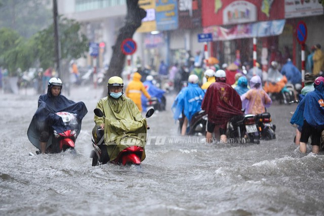 Mưa lớn từ giữa trưa, nhiều tuyến phố tại Hà Nội ngập sâu - Ảnh 9.