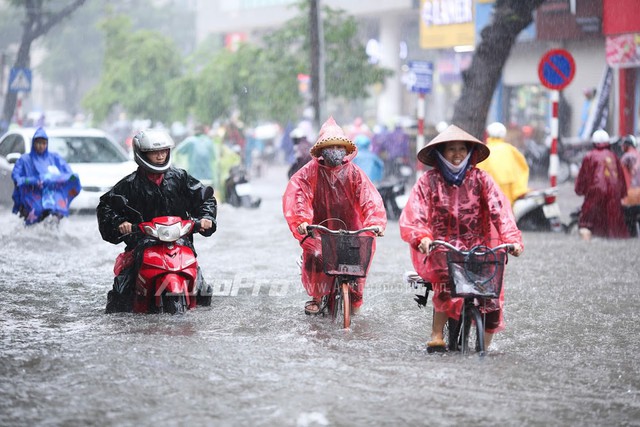 Mưa lớn từ giữa trưa, nhiều tuyến phố tại Hà Nội ngập sâu - Ảnh 10.