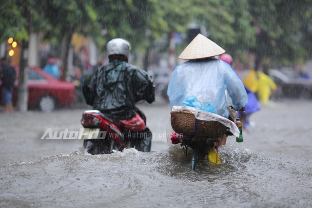 Mưa lớn từ giữa trưa, nhiều tuyến phố tại Hà Nội ngập sâu - Ảnh 11.