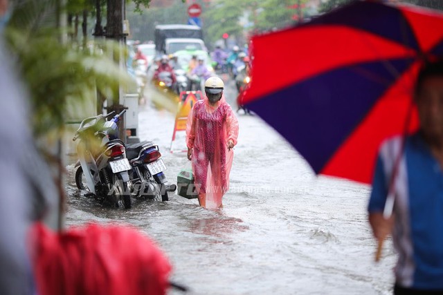 Mưa lớn từ giữa trưa, nhiều tuyến phố tại Hà Nội ngập sâu - Ảnh 13.