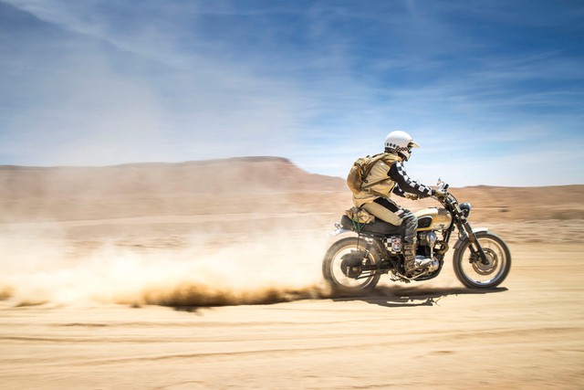 Kawasaki W650 độ phong c&aacute;ch Scrambler bụi bặm - Ảnh 1.