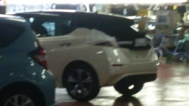 Nissan Leaf 2018 lộ diện trong nhà máy trước ngày ra mắt - Ảnh 2. Nissan Leaf 2018 lộ diện trong nhà máy trước ngày ra mắt - Ảnh 2.