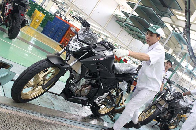 Xe côn tay Honda CB150R StreetFire có thêm 4 màu sơn mới, giá từ 44 triệu Đồng - Ảnh 3. Xe côn tay Honda CB150R StreetFire có thêm 4 màu sơn mới, giá từ 44 triệu Đồng - Ảnh 3.
