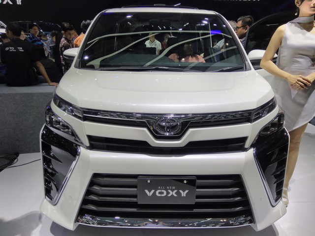 Toyota Voxy 2017 - xe MPV sang chảnh hơn Innova nhưng kém Alphard - chính thức ra mắt Đông Nam Á - Ảnh 3.