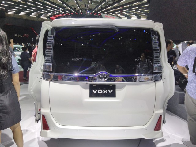 Toyota Voxy 2017 - xe MPV sang chảnh hơn Innova nhưng kém Alphard - chính thức ra mắt Đông Nam Á - Ảnh 4.