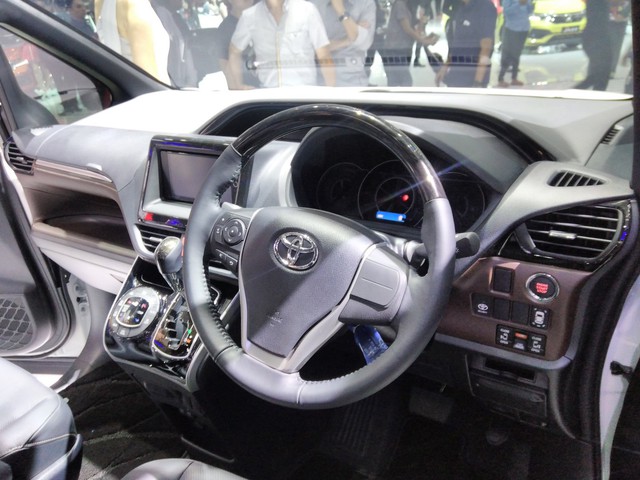 Toyota Voxy 2017 - xe MPV sang chảnh hơn Innova nhưng kém Alphard - chính thức ra mắt Đông Nam Á - Ảnh 6.