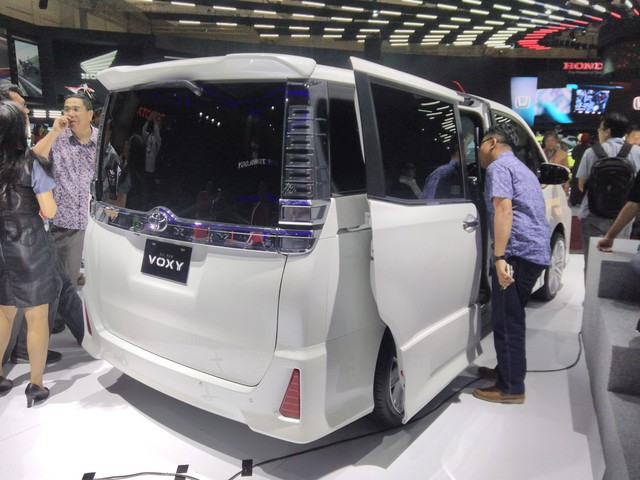 Toyota Voxy 2017 - xe MPV sang chảnh hơn Innova nhưng kém Alphard - chính thức ra mắt Đông Nam Á - Ảnh 8.