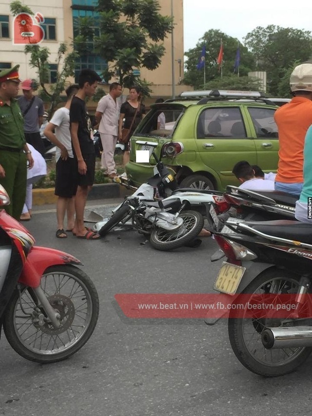 Chạy với tốc độ bàn thờ, 2 thanh niên lao xe máy vào đuôi ô tô ở hầm chui Thanh Xuân - Ảnh 1.