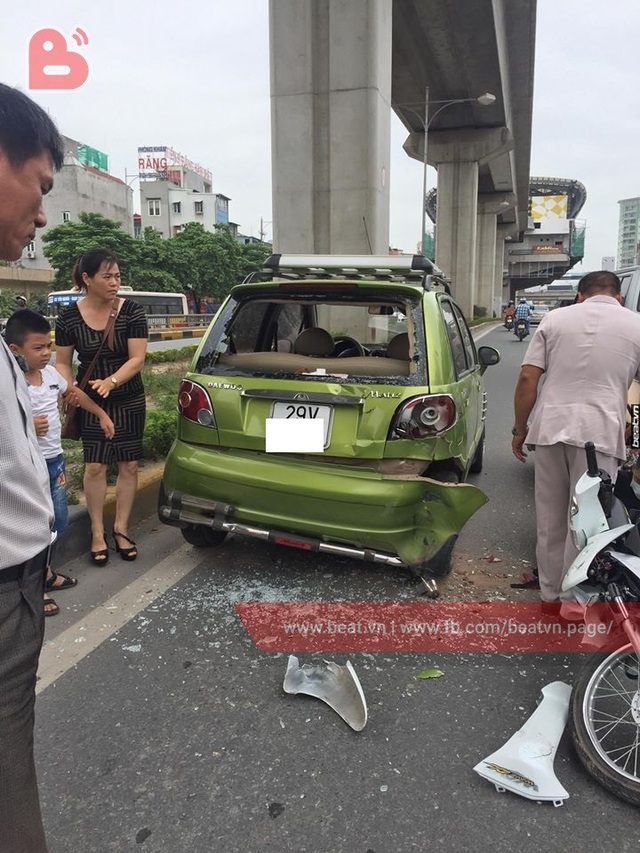 Chạy với tốc độ bàn thờ, 2 thanh niên lao xe máy vào đuôi ô tô ở hầm chui Thanh Xuân - Ảnh 3.