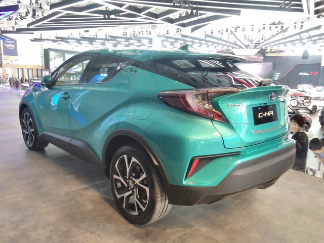 Crossover cỡ nhỏ bán đắt như tôm tươi Toyota C-HR ra mắt khách hàng Indonesia - Ảnh 4.