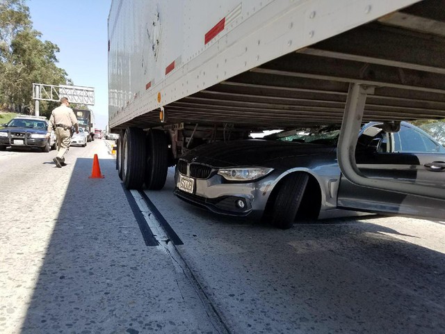 Chạy ẩu khiến BMW rúc sườn xe container, tài xế lái Infiniti G37 bị truy lùng trên mạng - Ảnh 3.